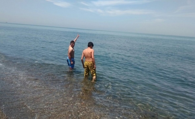 Batı Karadenizde gençler deniz sezonunu açtı