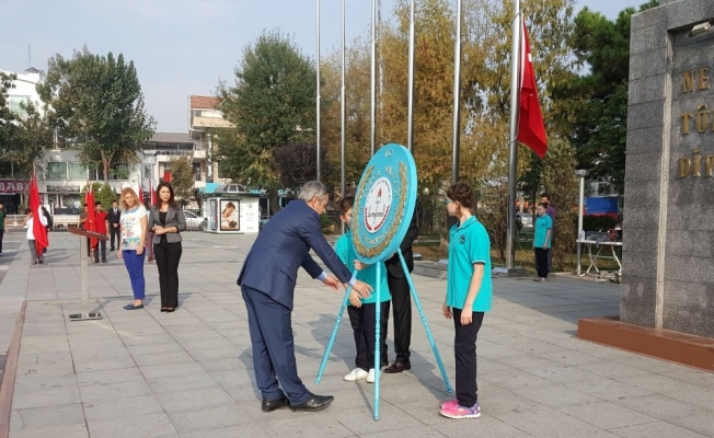 Düzce’de eğitim öğretim yılı çelenk sunumu ile başladı