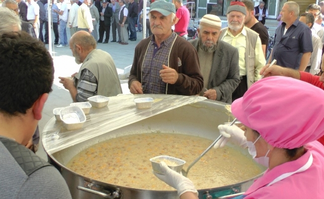 Akçakoca Belediyesi Aşure dağıtıldı