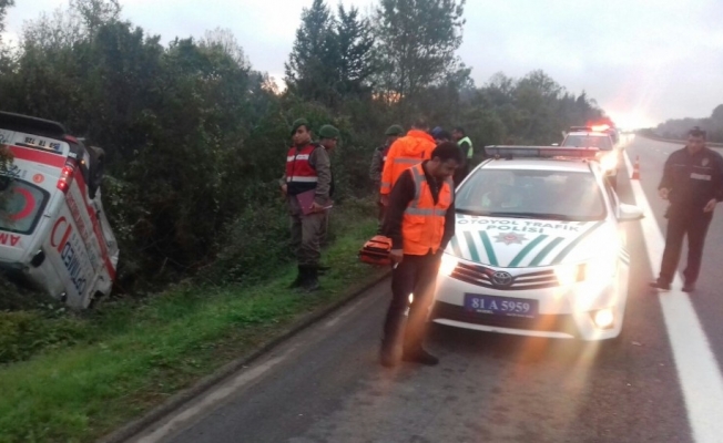 TEM otoyolunda ambulans takla attı: 2 yaralı