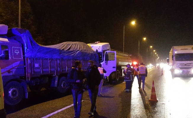 TEM Otoyolunda tanker tıra arkadan çarptı: 1 yaralı