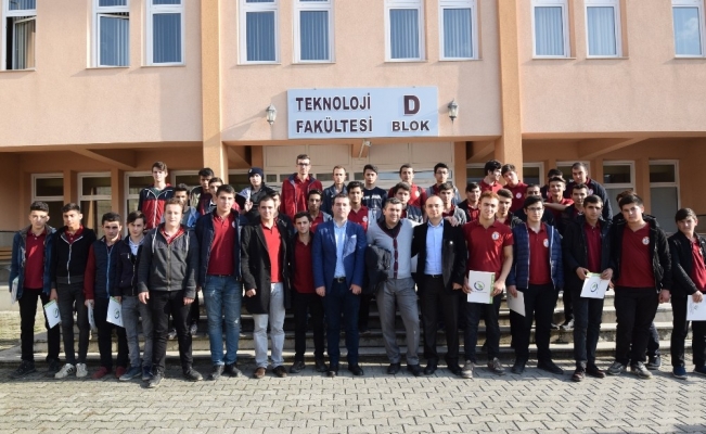 Liseli gençler Düzce Üniversitesi’ni ziyaret etti