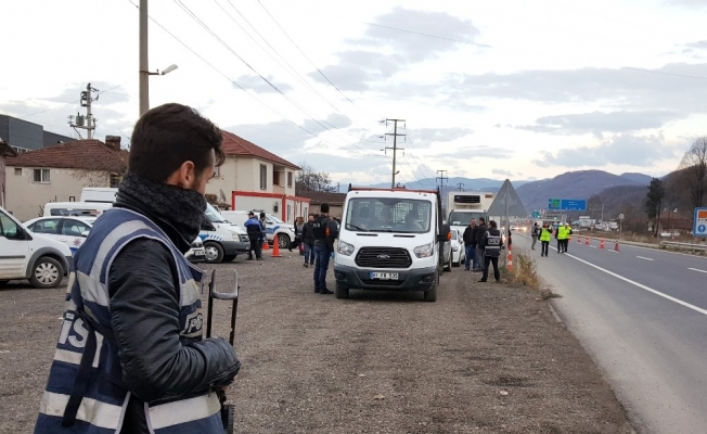 Polis karayolunda yaptığı uygulamada kuş uçurtmadı