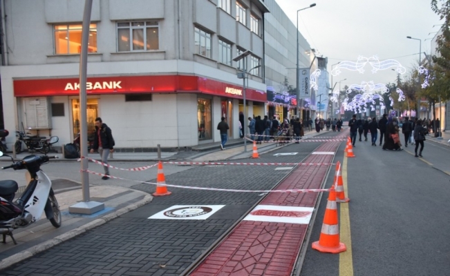 Tramvay yolunda boyama çalışması yapıldı