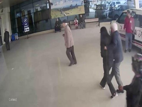 Halk otobüsü sürücüsü, fenalaşan yolcuyu acile böyle yetiştirdi