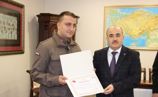 Vali Dağlı’dan kazada bayrağı yerden kaldıran Jandarma erine ödül