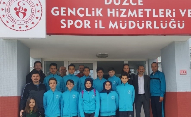 Düzceli yüzücüler il müdürünü ziyaret etti