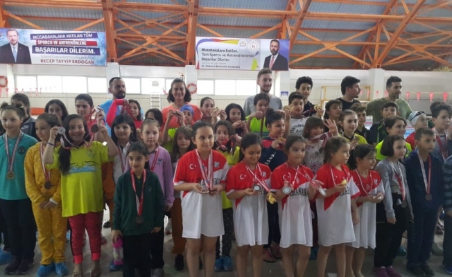 Düzce’de okul sporları yüzme yarışları yapıldı