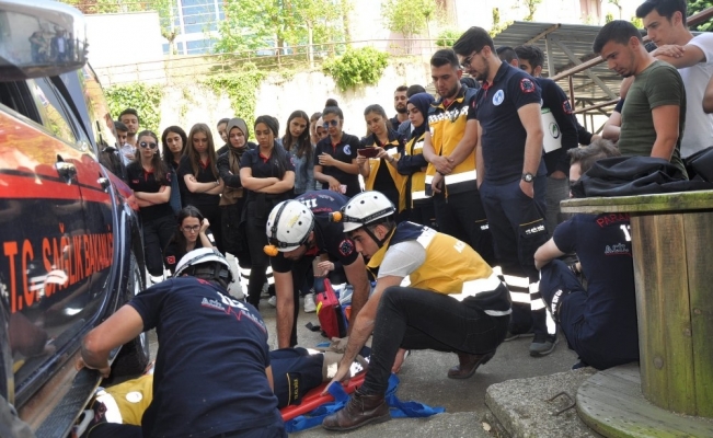 Düzce Üniversitesi öğrencilerine ambulans operasyonları eğitimi verildi