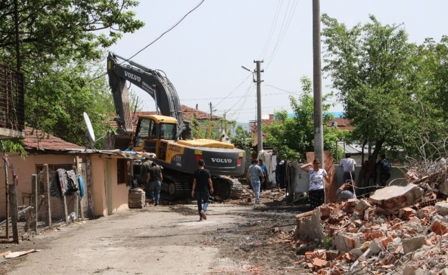 Düzce’de metruk binaların yıkımı sürüyor